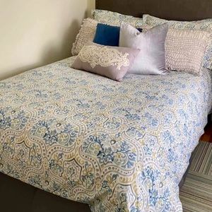 Pottery Barn full/queen size patterned duvet cover & 4 shams